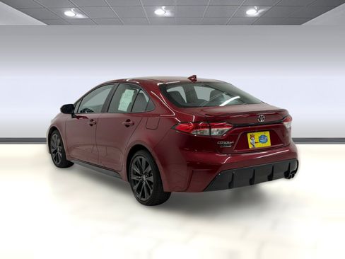 Used 2025 Toyota Corolla SE FWD image 2