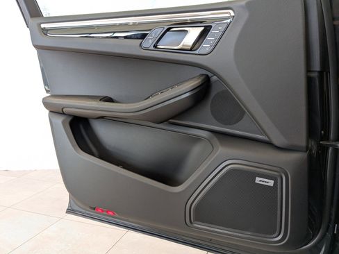 Used 2025 Porsche Macan image 13