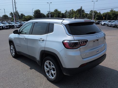 Used 2025 Jeep Compass Latitude AWD/4WD image 5