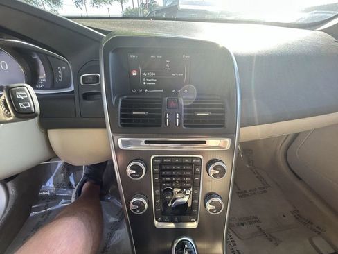 Used 2015 Volvo XC60 T5 Premier w/ Proximity Package FWD image 17