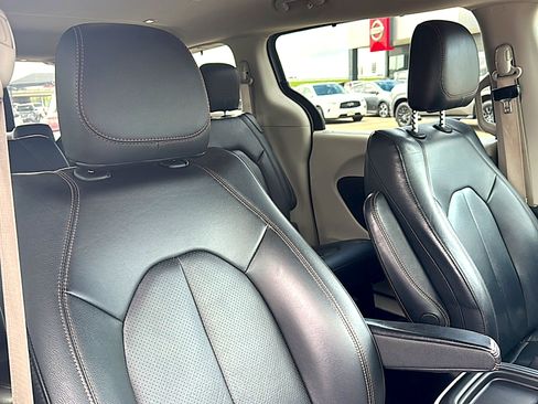 Used 2019 Chrysler Pacifica Touring-L FWD image 25