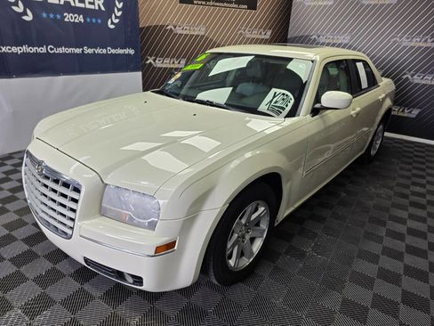 Used 2006 Chrysler 300 Touring w/ Comfort/Convenience Group image 1