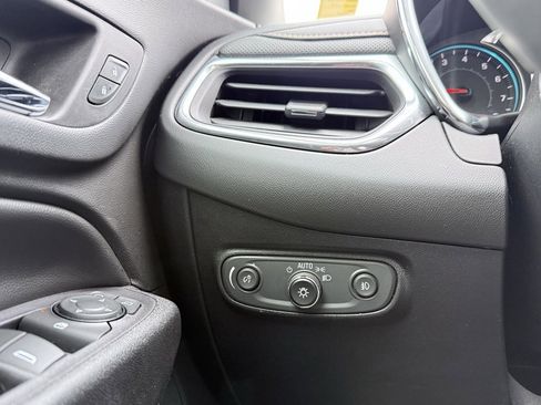 Used 2018 Chevrolet Equinox Premier image 12