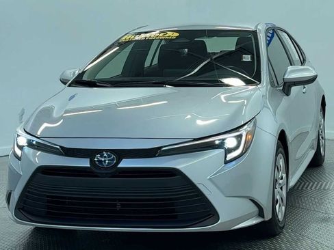 Used 2025 Toyota Corolla LE FWD image 3
