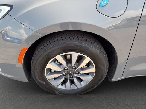Used 2023 Chrysler Pacifica Touring-L FWD image 22
