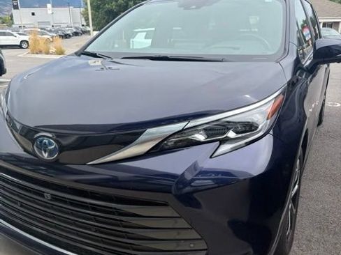 Used 2025 Toyota Sienna Platinum AWD/4WD image 1