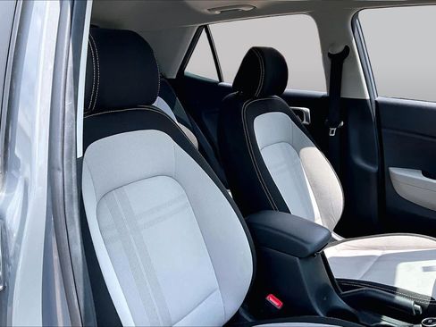 Used 2023 Hyundai Venue SEL FWD image 9