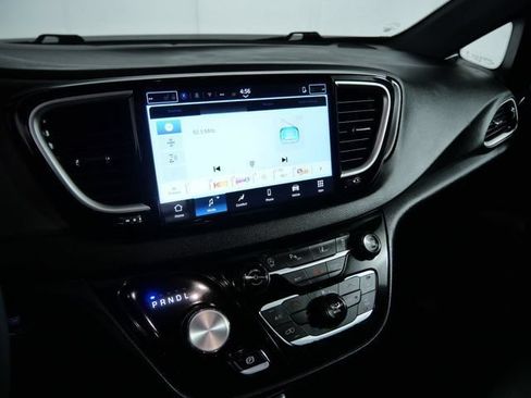 Used 2025 Chrysler Pacifica Select FWD image 18