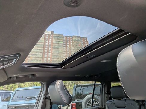 Used 2023 Jeep Grand Cherokee L Laredo image 22