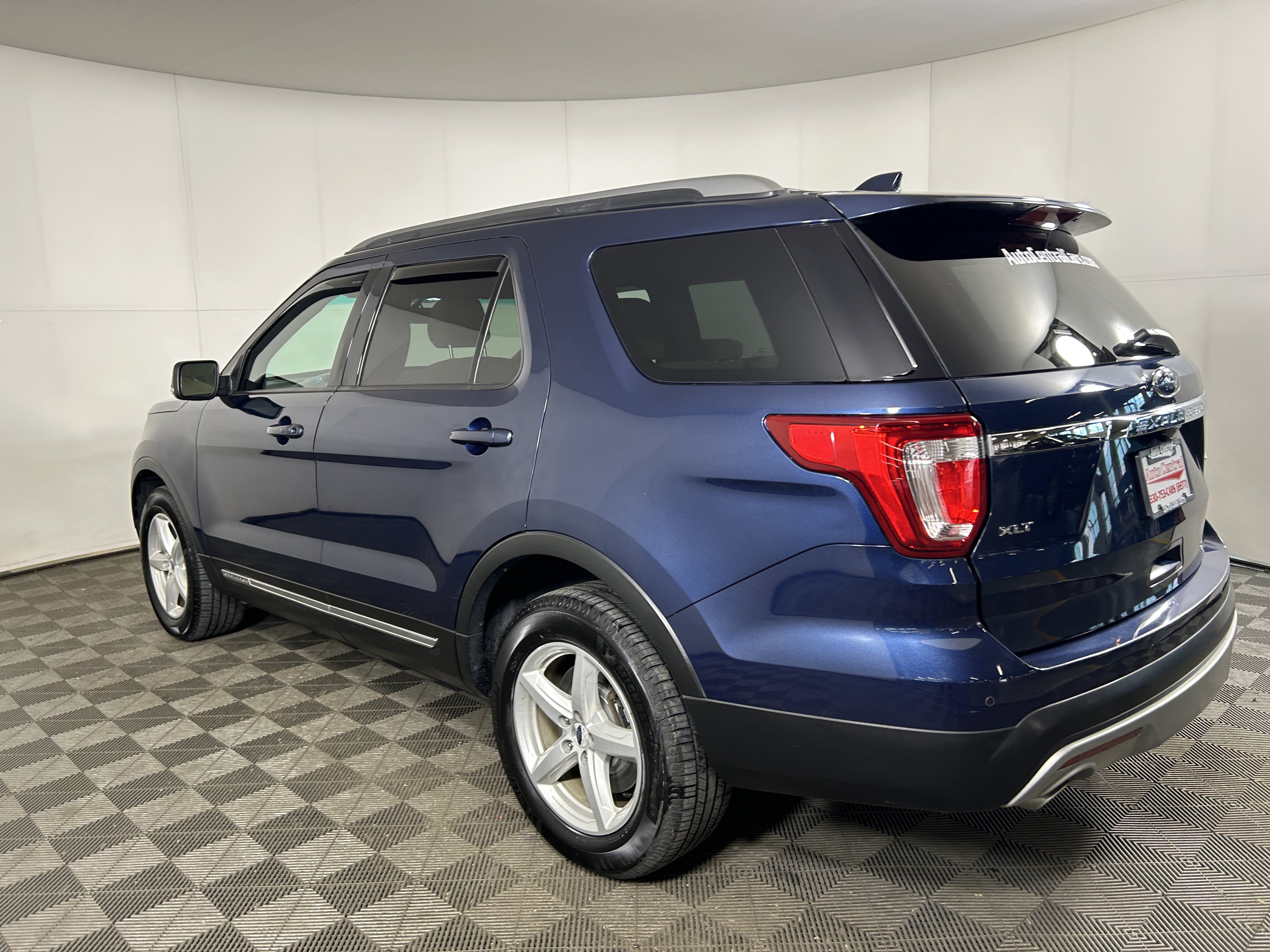 Used 2017 Ford Explorer XLT w/ Equipment Group 201A AWD/4WD image 3