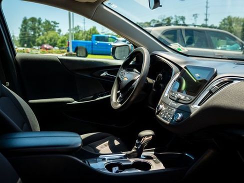 Used 2021 Chevrolet Malibu LT FWD image 23