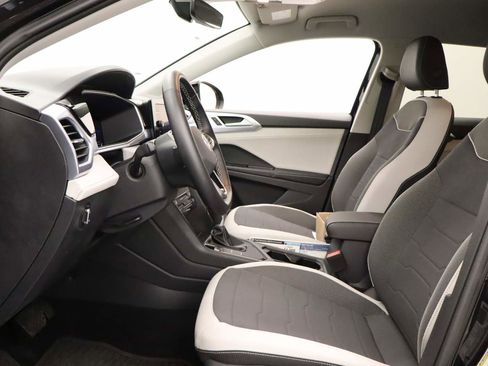 Used 2025 Volkswagen Taos SE FWD image 16