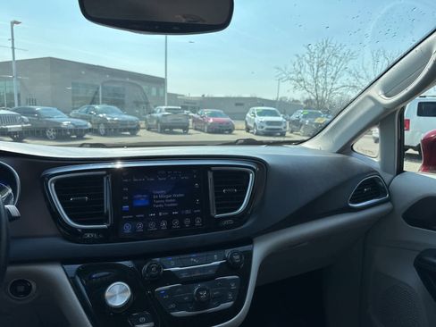 Used 2017 Chrysler Pacifica Touring-L Plus image 19