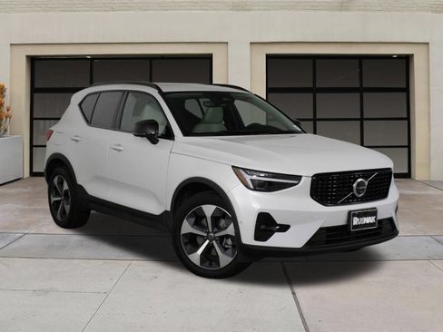 Certified 2026 Volvo XC40 B5 Plus AWD/4WD image 34