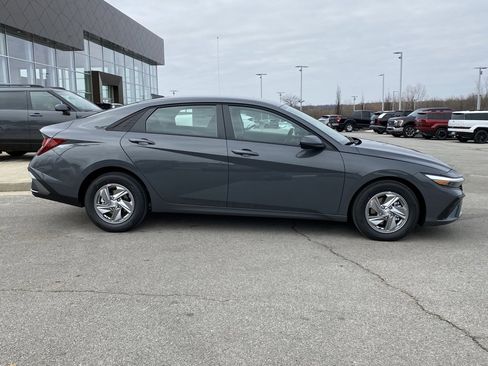 New 2026 Hyundai Elantra SE image 9