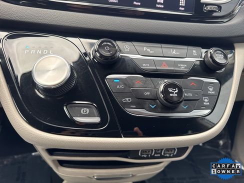 Used 2024 Chrysler Pacifica Touring-L image 26