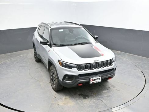 Used 2025 Jeep Compass Trailhawk AWD/4WD image 39