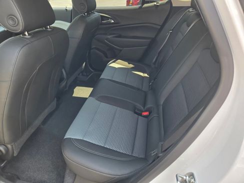 Certified 2025 Chevrolet Trax LT w/ LT Convenience Package FWD image 15