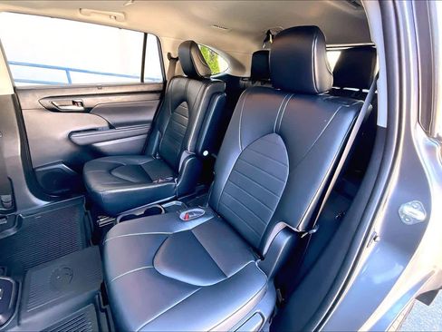 Used 2023 Toyota Highlander XLE AWD/4WD image 21