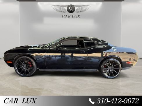 Used 2016 Dodge Challenger SXT RWD image 2