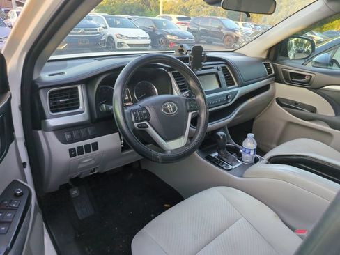 Used 2018 Toyota Highlander LE FWD image 4