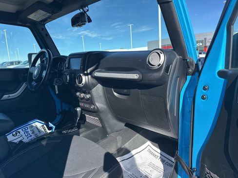 Used 2018 Jeep Wrangler Unlimited Rubicon w/ Cold Weather Group AWD/4WD image 36