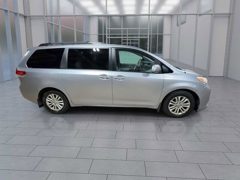 Used 2011 Toyota Sienna XLE image 9