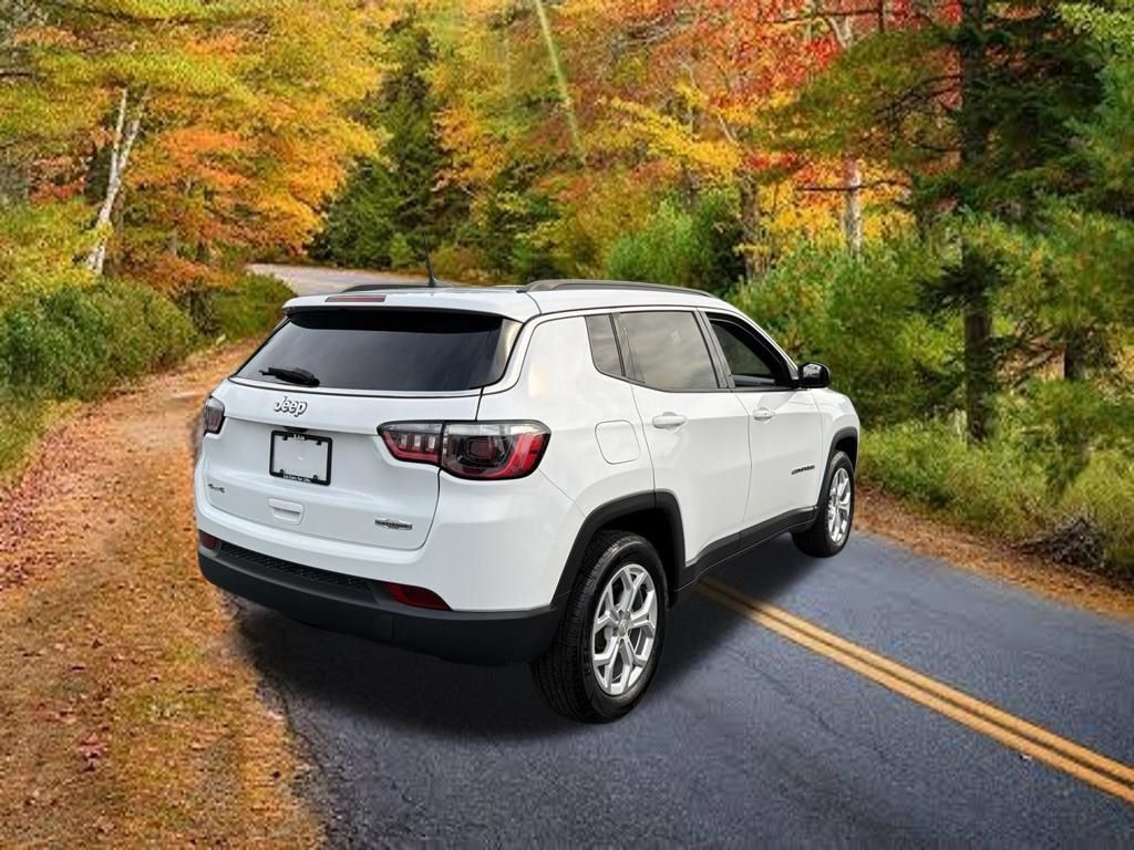 Used 2024 Jeep Compass Latitude AWD/4WD image 3