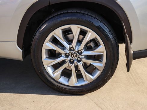 Certified 2020 Toyota Highlander Limited AWD/4WD image 9