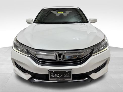 Used 2017 Honda Accord Touring image 2