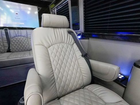 Used 2018 Mercedes-Benz Sprinter 3500 image 94