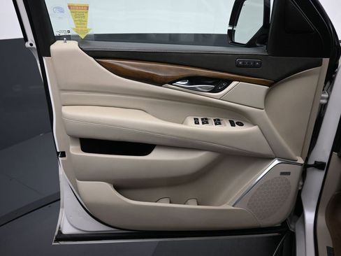 Used 2018 Cadillac Escalade ESV Luxury image 9