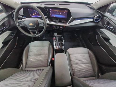 Used 2025 Chevrolet Trax LT FWD image 18