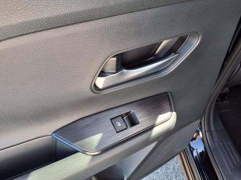 Certified 2025 Nissan Kicks SV AWD/4WD image 18