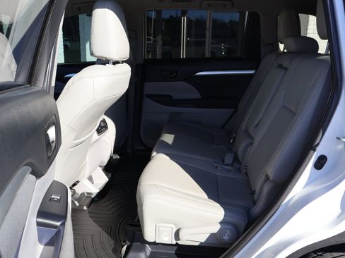 Used 2019 Toyota Highlander LE image 10