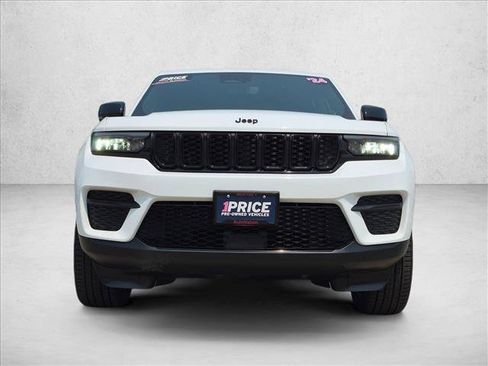 Used 2024 Jeep Grand Cherokee Altitude AWD/4WD image 2