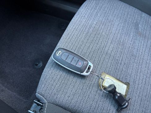 Used 2023 Nissan Rogue SV image 21