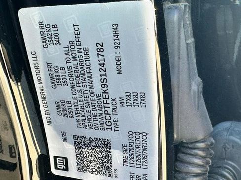 Used 2025 Chevrolet Colorado ZR2 w/ Technology Package image 25