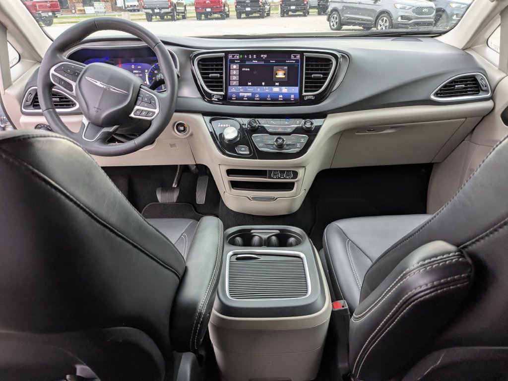 Used 2024 Chrysler Pacifica Touring-L FWD image 12