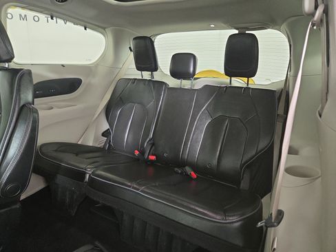 Used 2018 Chrysler Pacifica Limited image 13