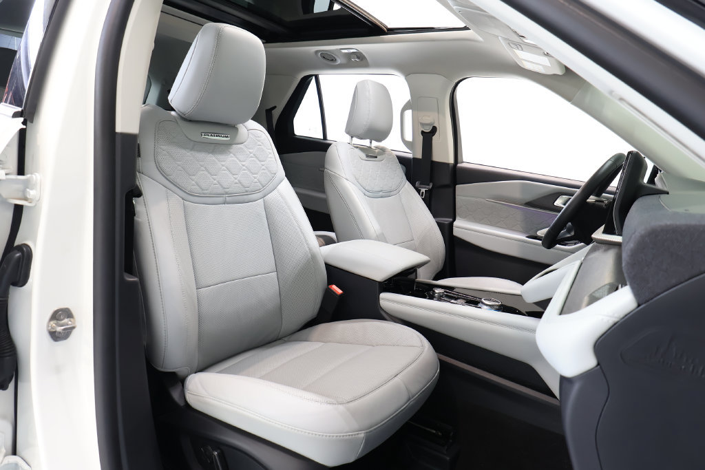 Used 2025 Ford Explorer Platinum w/ Ultimate Package AWD/4WD image 29