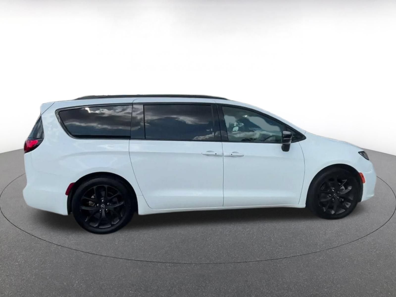 Used 2025 Chrysler Pacifica Limited FWD image 15