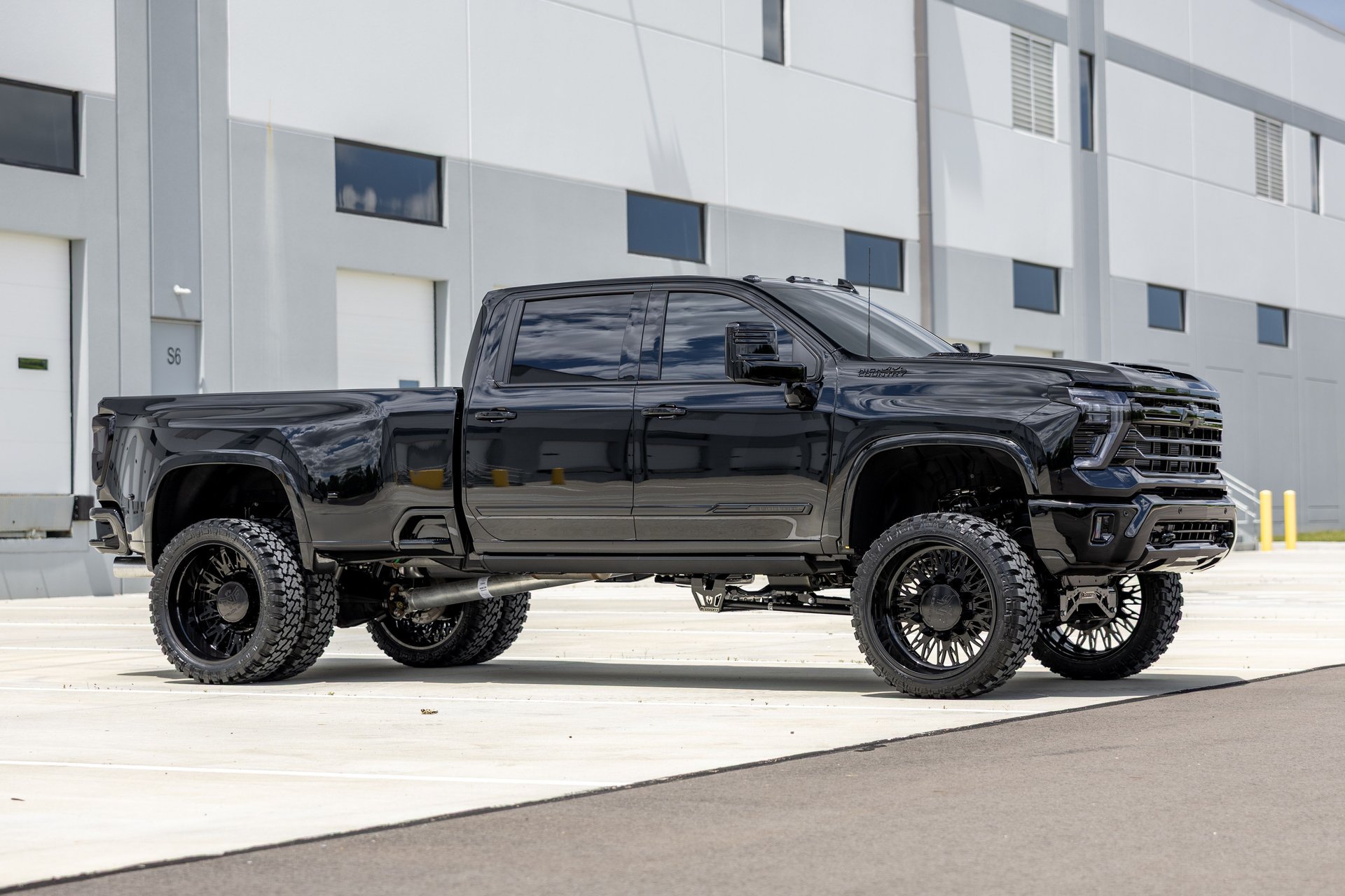 Used 2026 Chevrolet Silverado 3500 High Country w/ High Country Premium Package AWD/4WD image 10