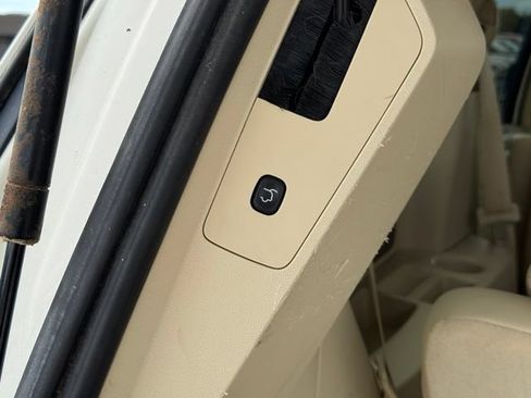 Used 2010 Volkswagen Routan SEL FWD image 41
