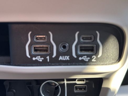 Used 2022 Chrysler Pacifica Touring-L image 37