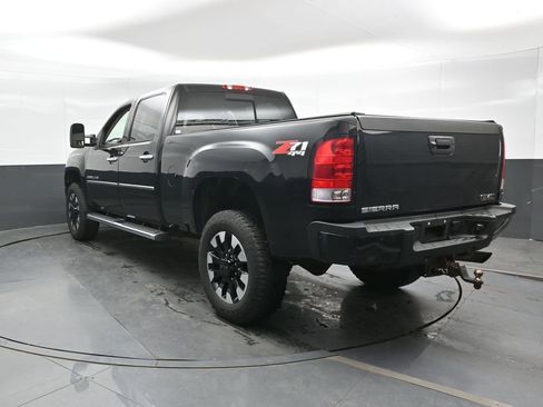 Used 2011 GMC Sierra 2500 Denali w/ Suspension Package, Off-Road AWD/4WD image 11