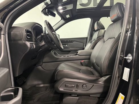 Used 2025 Honda Pilot TrailSport image 9