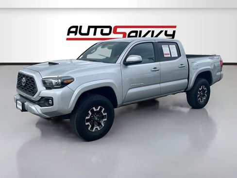 Used 2018 Toyota Tacoma TRD Sport image 3