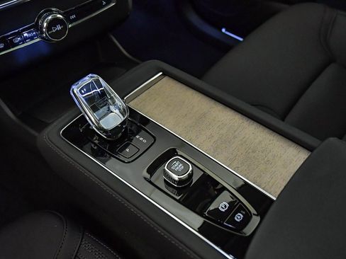 Certified 2025 Volvo XC90 T8 Plus w/ Protection Package Premier image 26