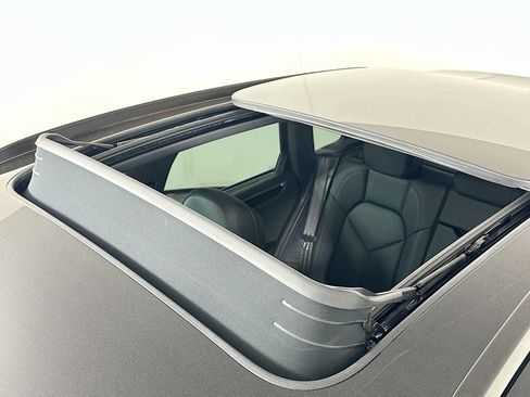 Certified 2026 Porsche Macan AWD/4WD image 22